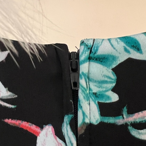 FINAL PRICE GUESS Sleeveless MESH INSERTS Halter FLORAL Neoprene Top - Picture 7 of 10